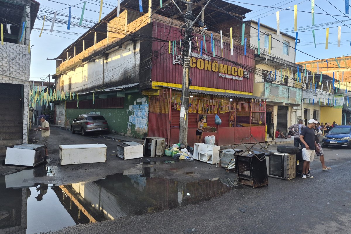 Vídeo: moradores protestam contra esgoto a céu aberto e fecham rua em São João do Cabrito, no Subúrbio de Salvador