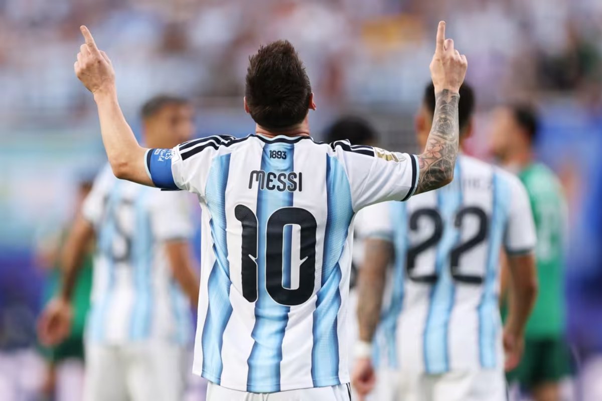 Messi marca três vezes e empata com Klose no topo das Copas