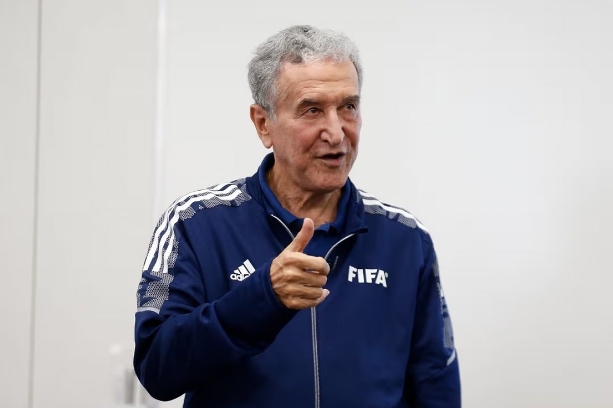  Ex-técnico da seleção, Carlos Alberto Parreira é internado no RJ
