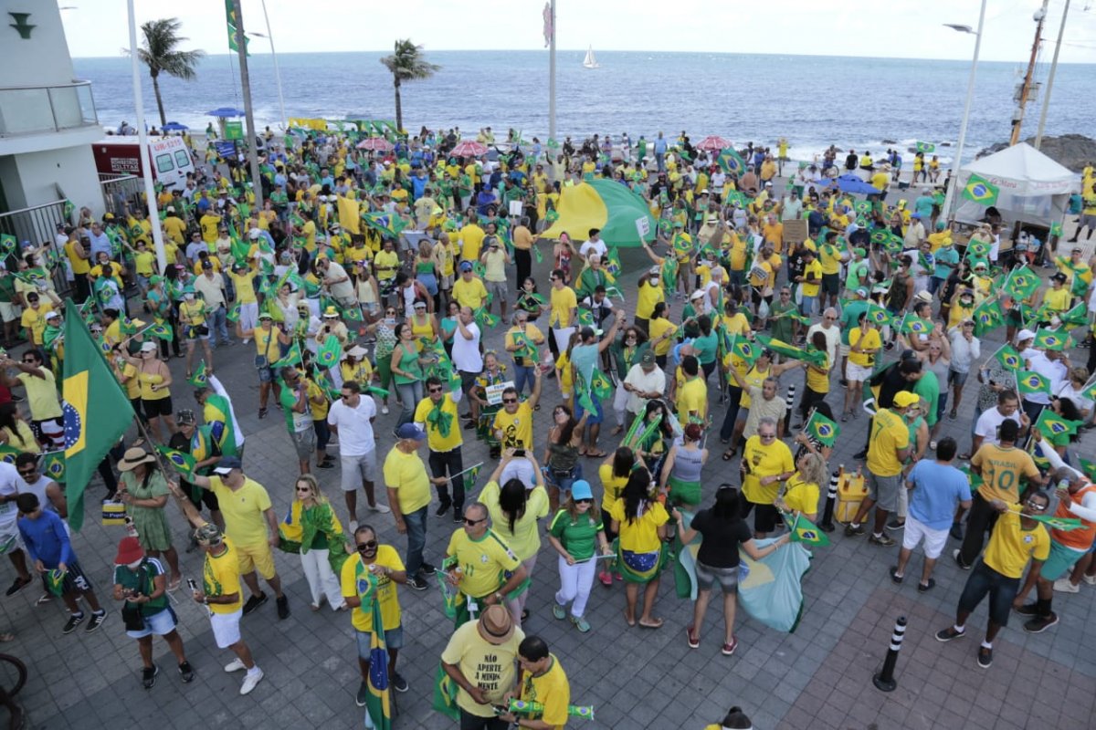 Manifestação pró-Bolsonaro ocorre na manhã deste domingo (15), no Farol da Barra