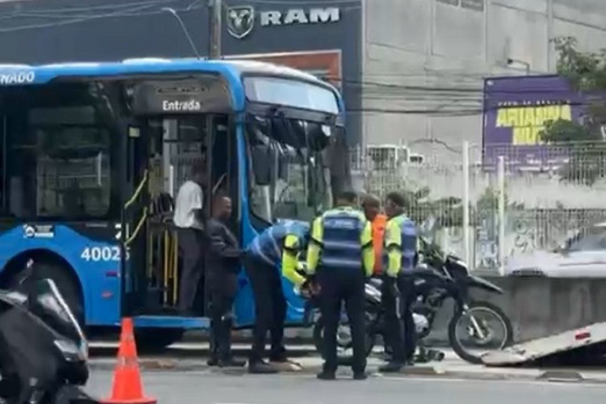 VÍDEO: Motociclista se envolve em acidente com ônibus do BRT na Avenida ACM