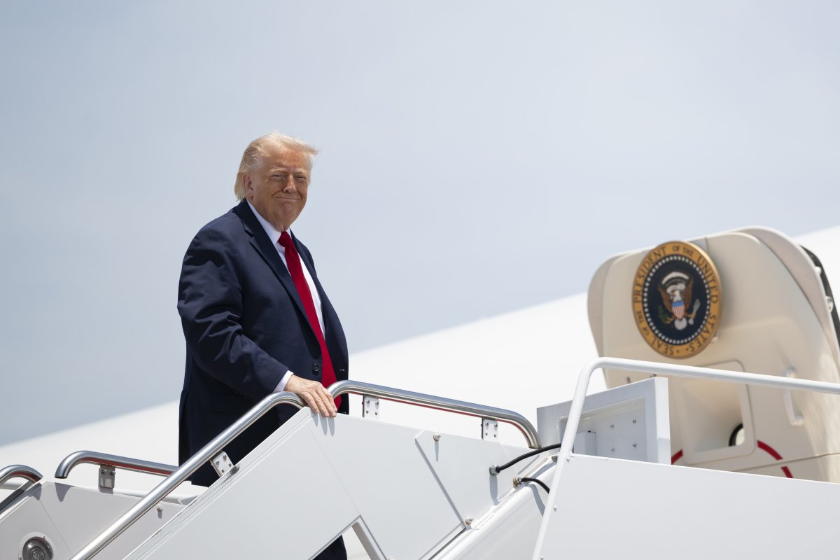 Trump diz que o Brasil é um país "politicamente difícil" em conversa com Lula no G7
