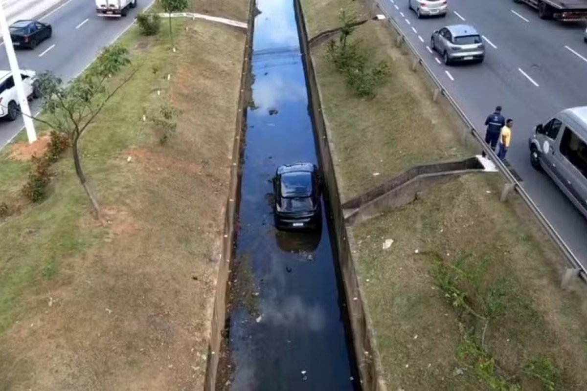 Porsche avaliado em R$ 800 mil cai em córrego na Avenida ACM em Salvador