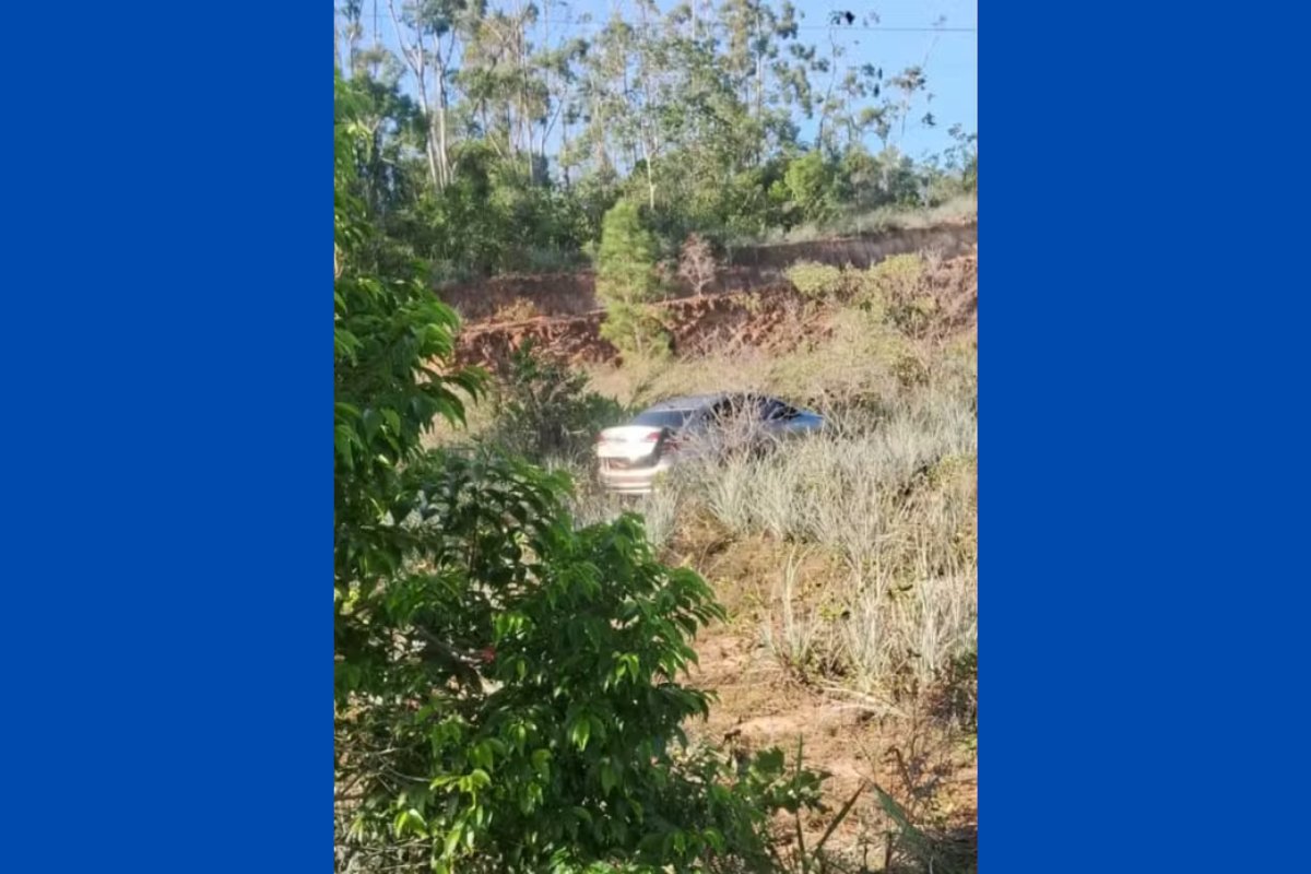 Três homens são encontrados mortos com marcas de tiro em carro na Bahia; ninguém foi preso