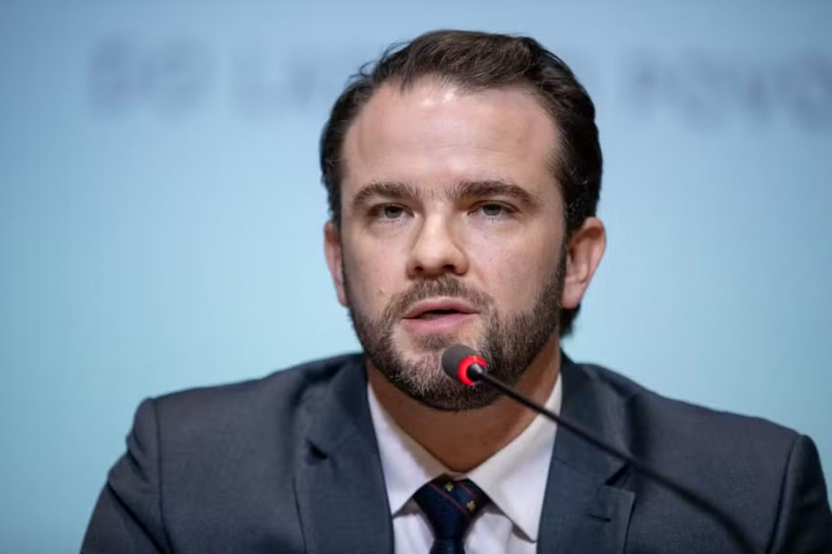 "Ele tem que ter oportunidade de se explicar", diz ministro ao defender Jaques Wagner 