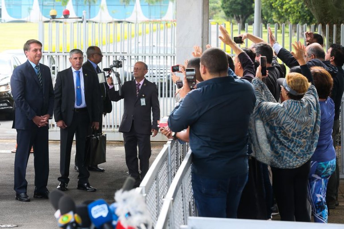 Após surto de coronavírus, Bolsonaro prepara nova rotina 