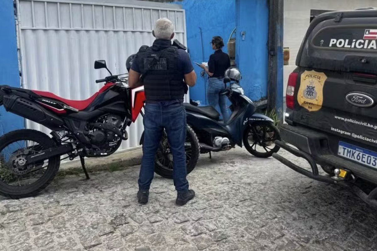 Dupla é presa suspeita de extorquir mulher e causar prejuízo de R$ 600 mil na Bahia