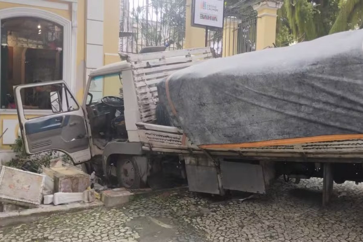 Biblioteca tem funcionamento suspenso após prédio ser atingido por caminhão em Salvador; ninguém ficou ferido