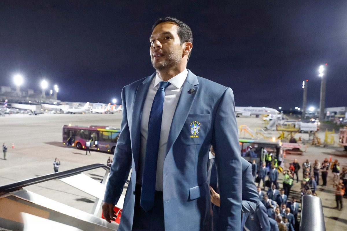 Presidente da CBF, Samir Xaud, chora em conversa para contenção de crise e volta à seleção