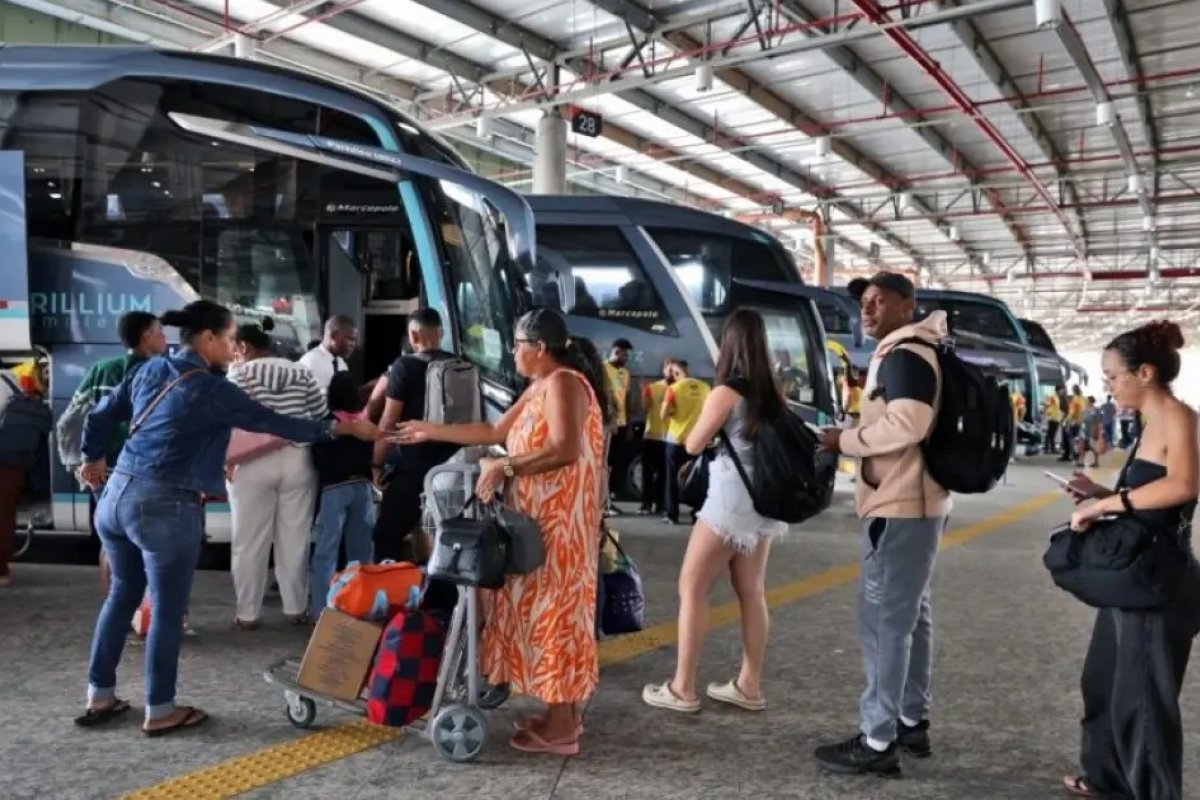 Usuários sofrem congestionamento na entrada da rodoviária de Salvador nesta sexta-feira (19)