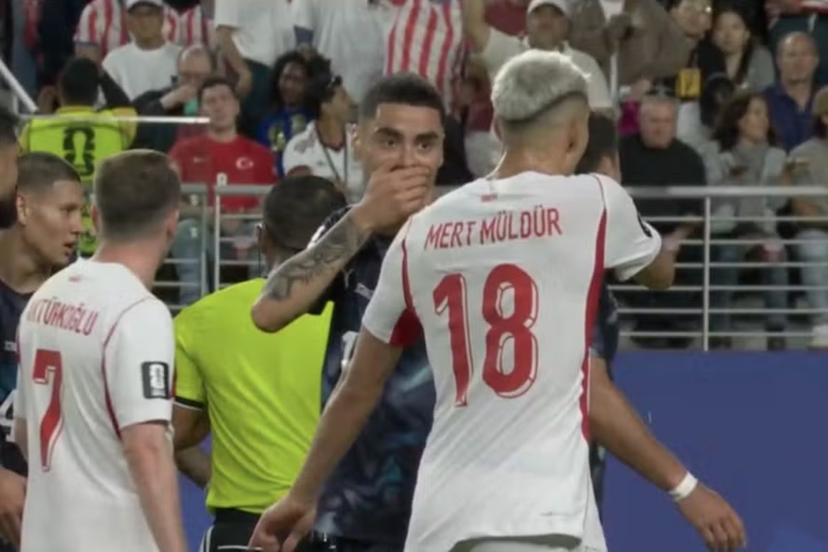 Jogador do Paraguai é primeiro a ser expulso pela 'lei Vini Jr.' em edição da Copa do Mundo