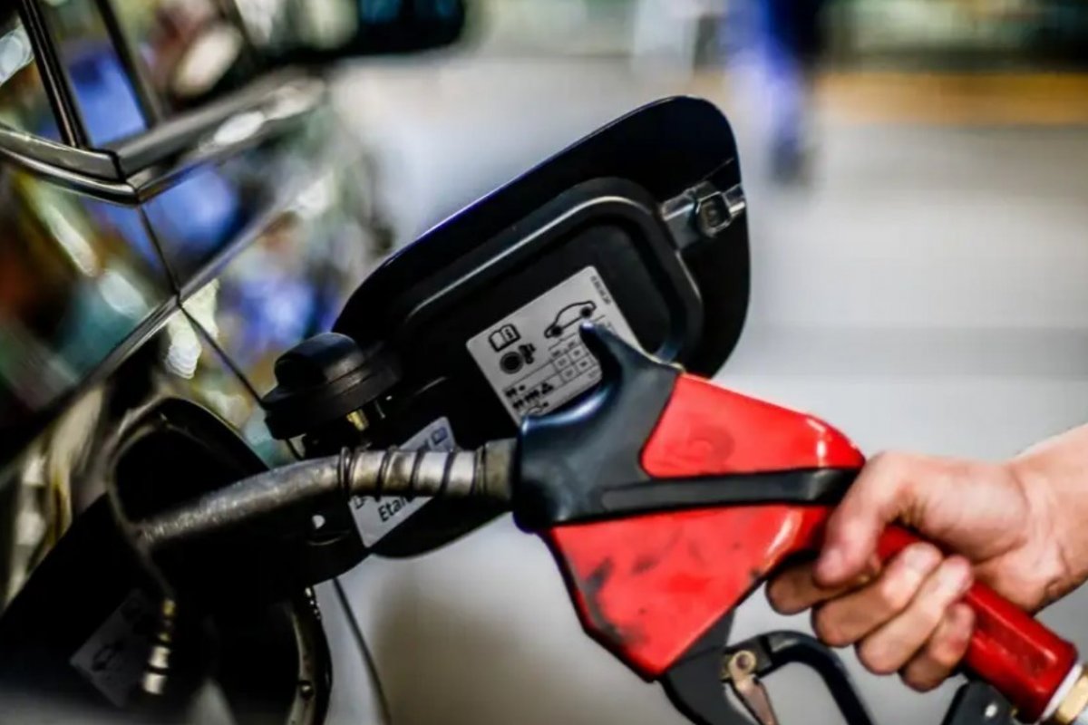 Brasil deve adotar gasolina com mais de 30% de etanol a partir da próxima quarta, afirma Alckmin