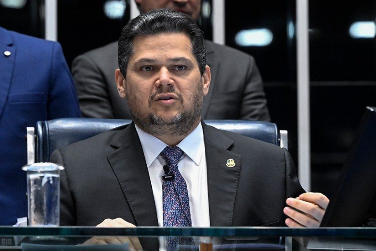Decisão de Alcolumbre de segurar votação da PEC do fim da escala 6X1 no Senado é vista como "tiro no pé" por lideranças do PT 