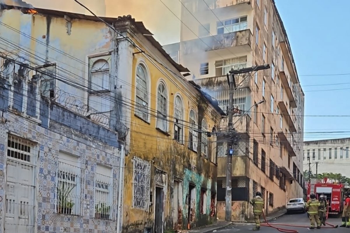 Vídeo: incêndio atinge casarão antigo na Ladeira dos Barris, em Salvador 