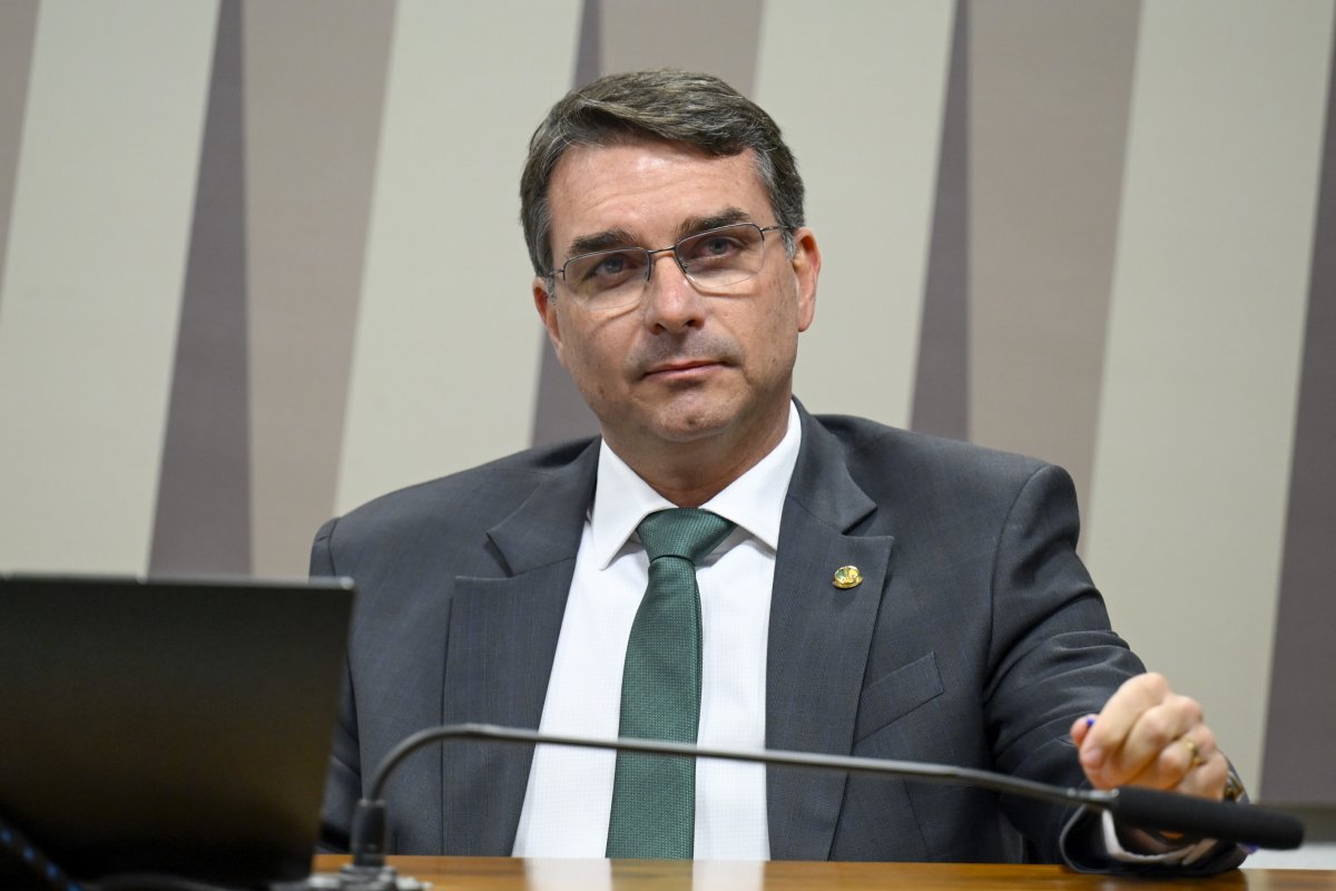 Flávio Bolsonaro fala em simplificar licenciamento ambiental e revisar reforma tributária caso seja eleito