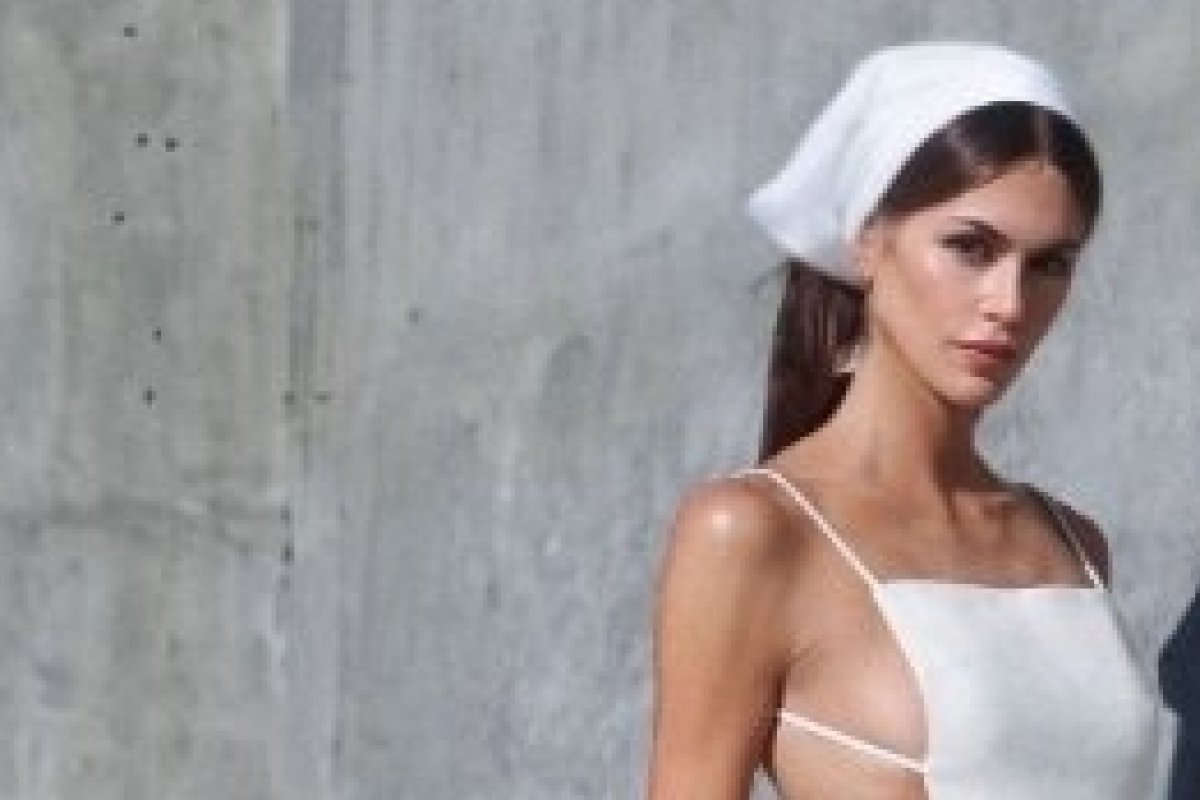 Kaia Gerber veste Calvin Klein Collection na Summer Uni Party!