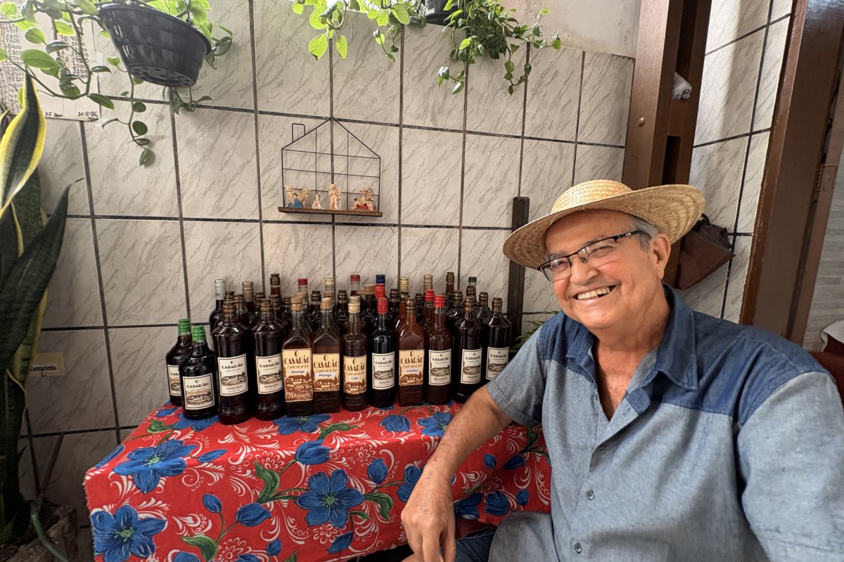 De mãe para filho: produtor mantém viva tradição do licor artesanal no quintal de casa, em Salvador