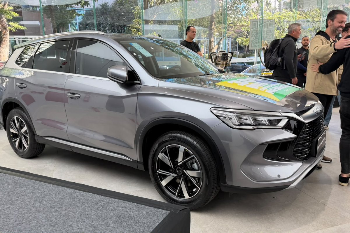 BYD chega a 300 mil veículos vendidos e prepara novos suvs e picape híbrida PHEV flex 