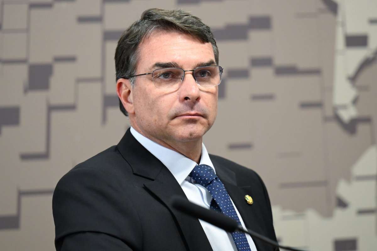 Datafolha: 54% dos brasileiros acreditam que Flávio Bolsonaro influenciou na classificação de facções como terroristas
