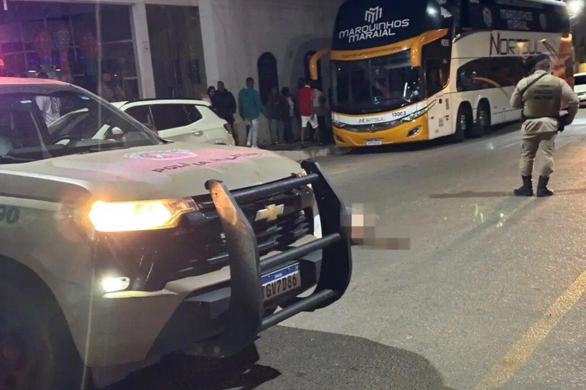 Jovem morre atropelado após subir em carreta na Bahia