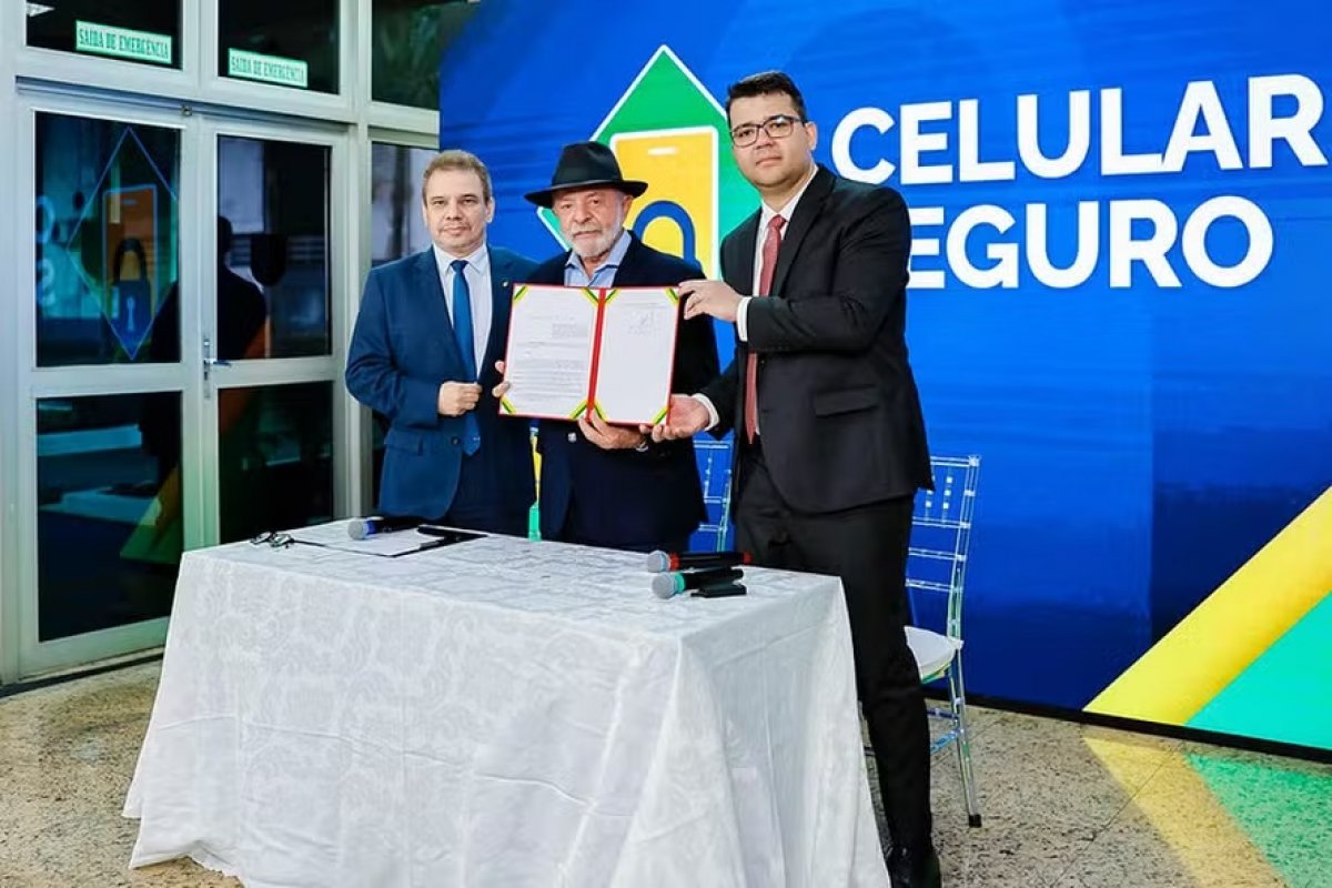 Lula pede que cidadão 'não fique vacilando com celular' ao lançar plano contra comércio ilegal