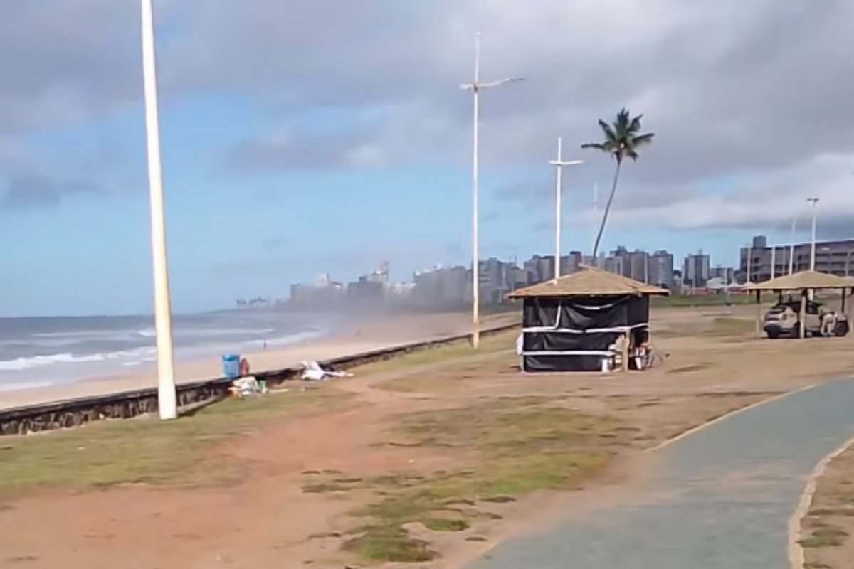 Vídeo: ciclista acusa Bruno Reis de abandono da orla da Boca do Rio, em Salvador