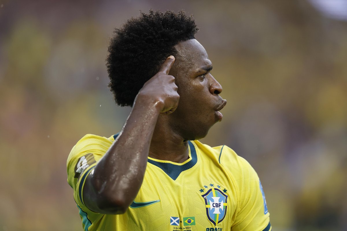 Vini brilha, Brasil vence Escócia e se classifica para segunda fase da Copa do Mundo
