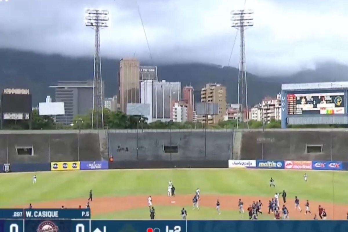 Vídeo: Tremor interrompe jogo e causa correria em estádio na Venezuela