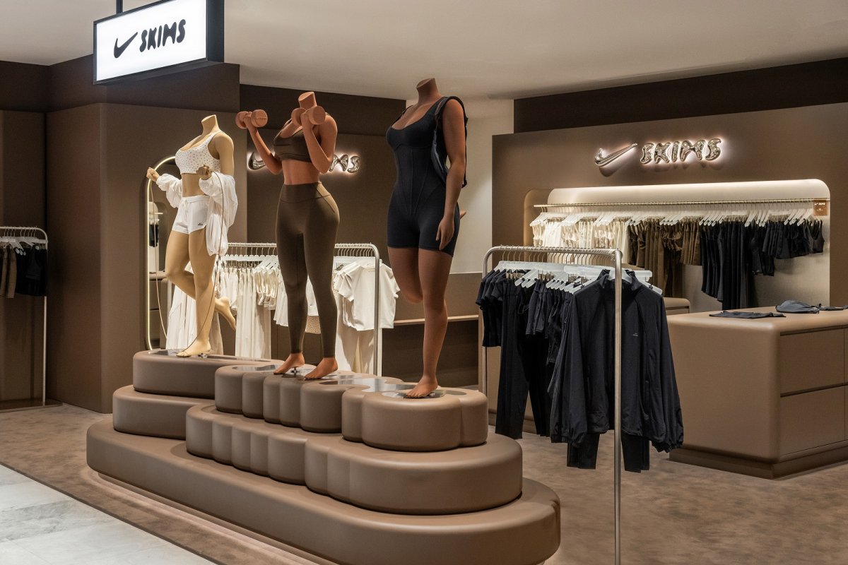 Galeries Lafayette Paris Haussmann recebe nova coleção feminina de sportwear da NikeSKIMS!