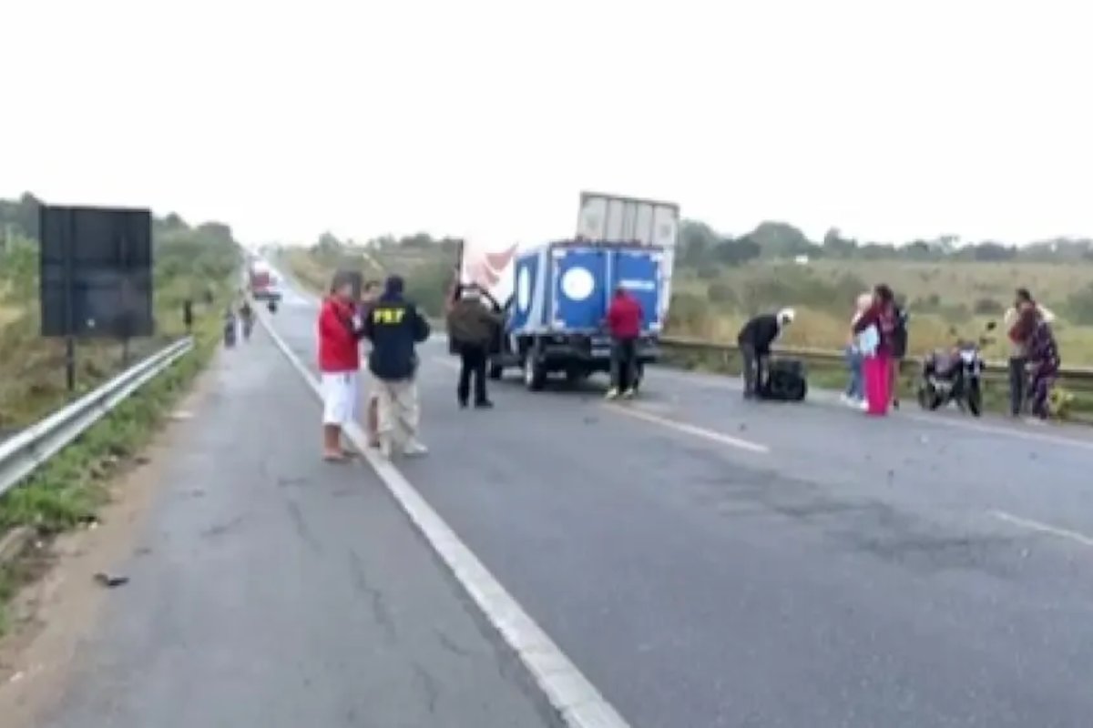 Motoboy de 21 anos morre após colisão com cachorro e caminhão na Bahia