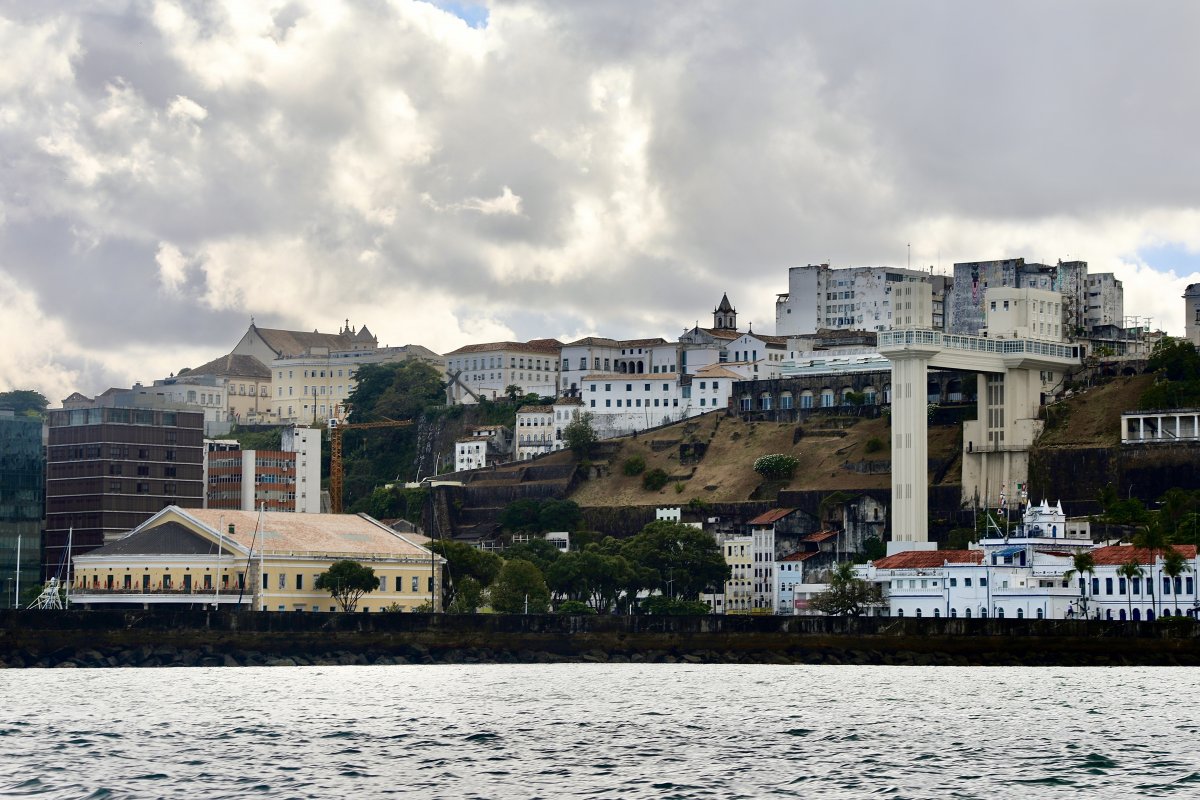 Céu nublado e pancadas de chuva: confira a previsão do tempo para este fim de semana