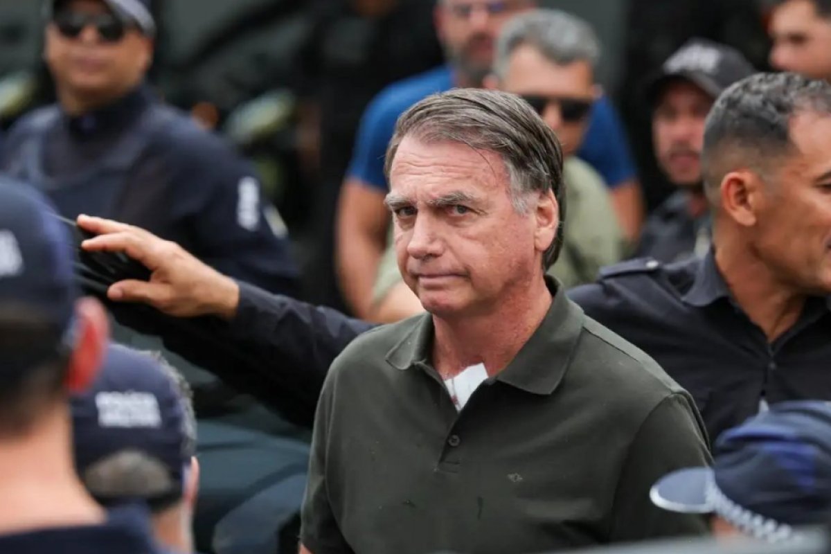 Tornozeleira de Bolsonaro perde sinal e PM vai à casa do ex-presidente