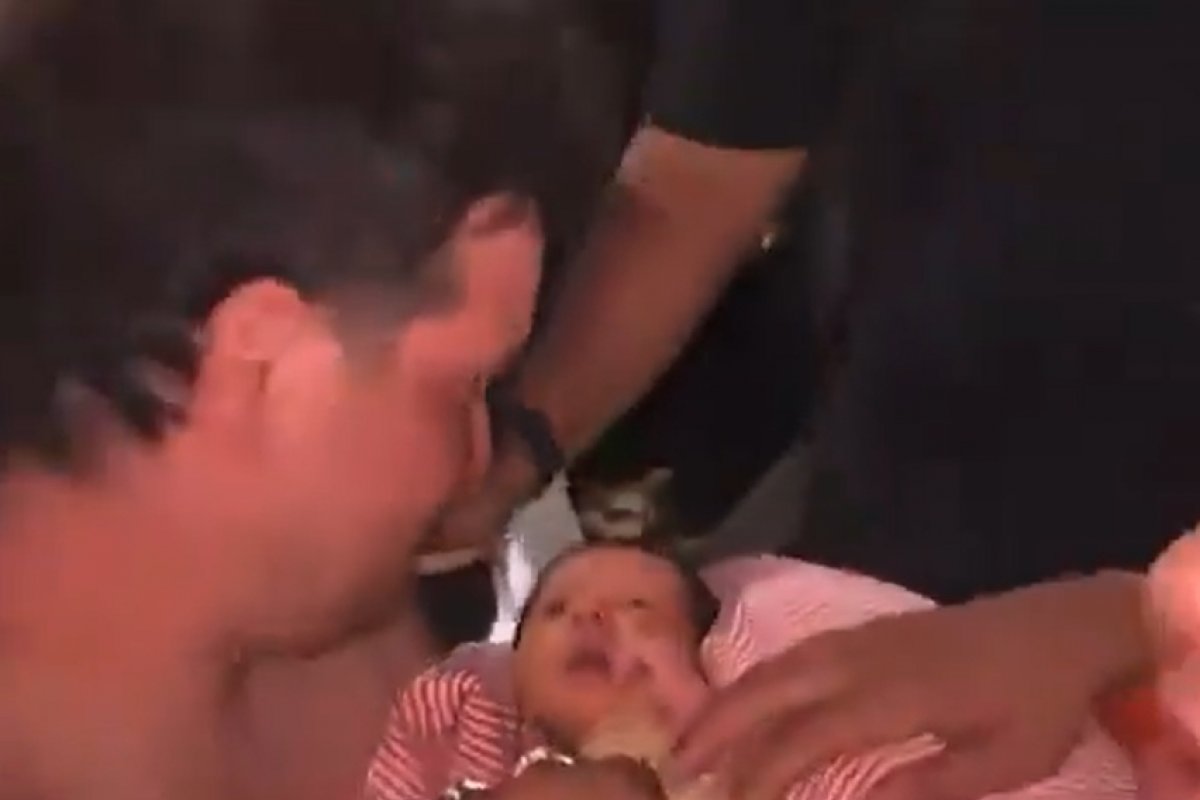 Vídeo: Recém-nascido é resgatado após 32 horas em escombros de terremotos na Venezuela