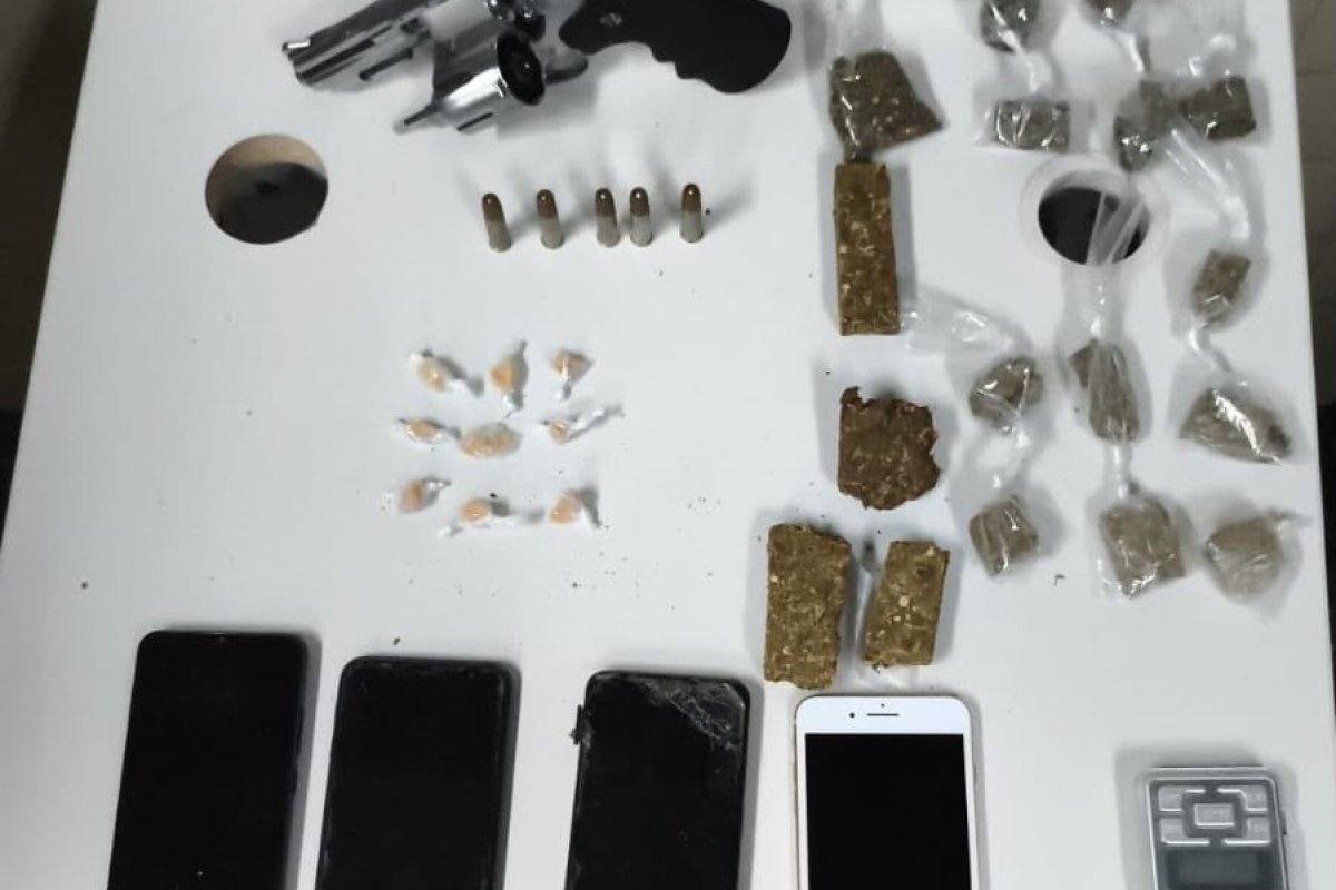 Suspeito é detido com arma falsa e drogas na RMS