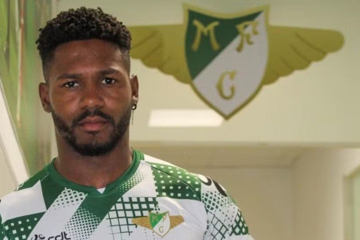 Vitória encaminha contratação de lateral direito que atuava no futebol português