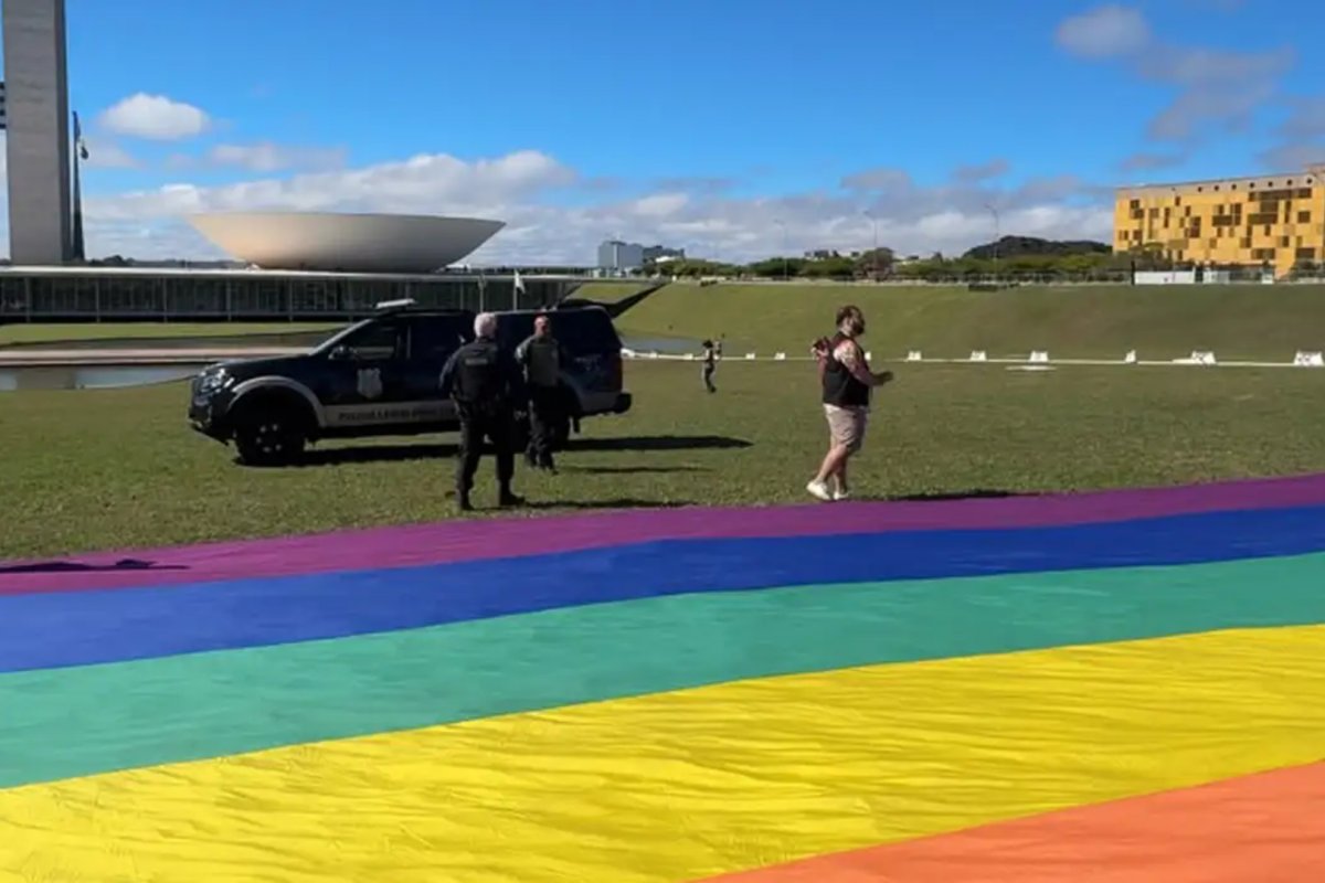 Polícia legislativa proíbe bandeira LGBTQIA+ em gramado do Congresso