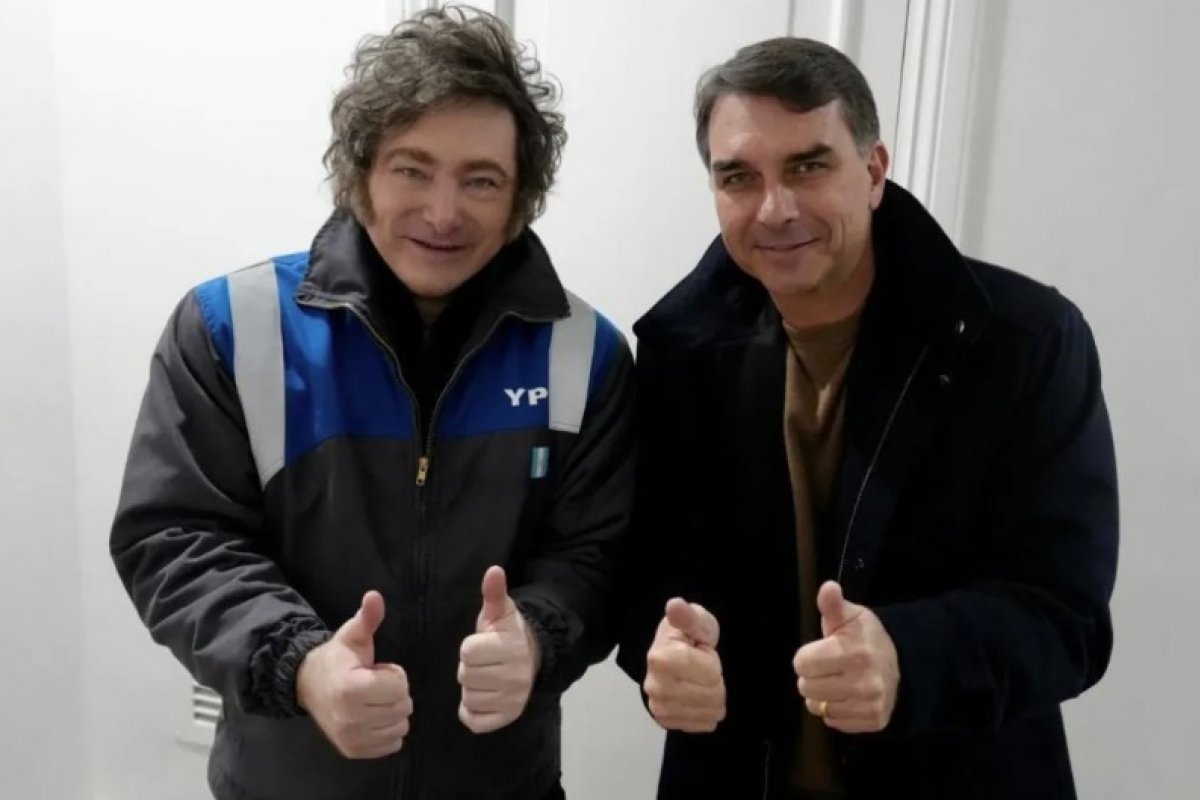 Flávio Bolsonaro e Javier Milei se encontram e postam fotos juntos: 'onda azul também chegará ao Brasil'