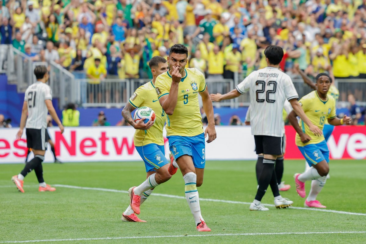 No apagar das luzes, Brasil vira e carimba vaga nas oitavas de final da Copa
