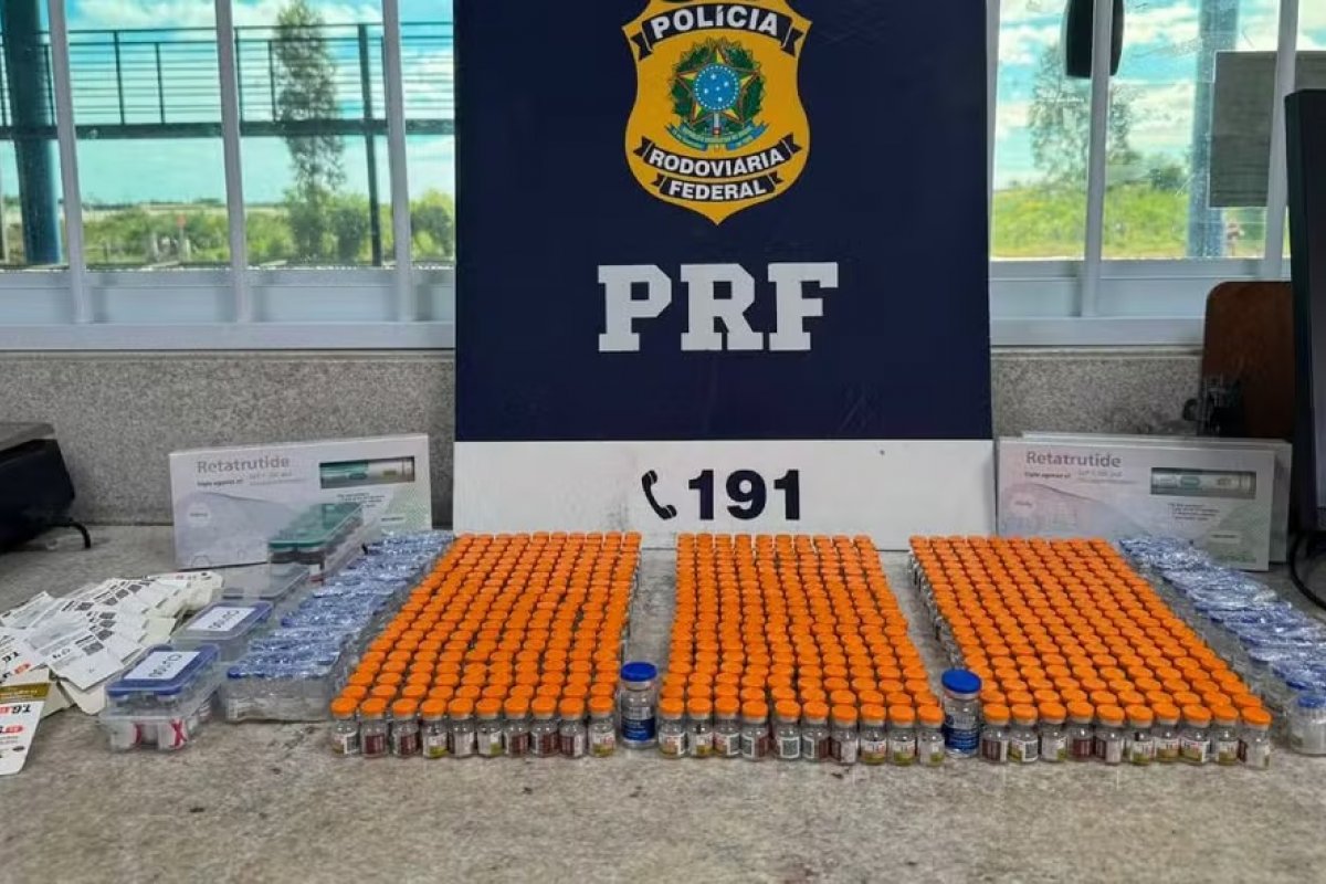 Abordagem em ônibus apreende mais de 700 ampolas de medicamentos emagrecedores e 14kg de drogas na Bahia