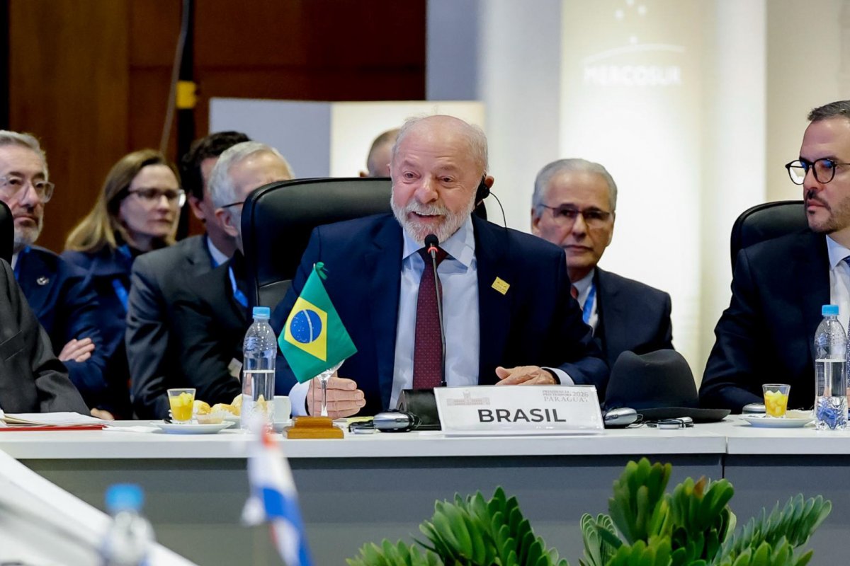 Lula diz que vai tentar a reeleição para "garantir" que o Brasil se mantenha como uma democracia