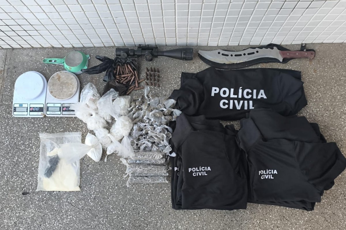 Casal é preso com mais de mil porções de drogas e camisas da Polícia Civil em Salvador