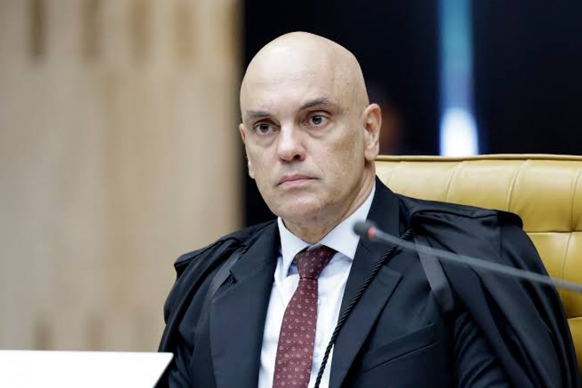 Alexandre de Moraes dá 48h para PGR se manifestar sobre arma de Bolsonaro apreendida com segurança