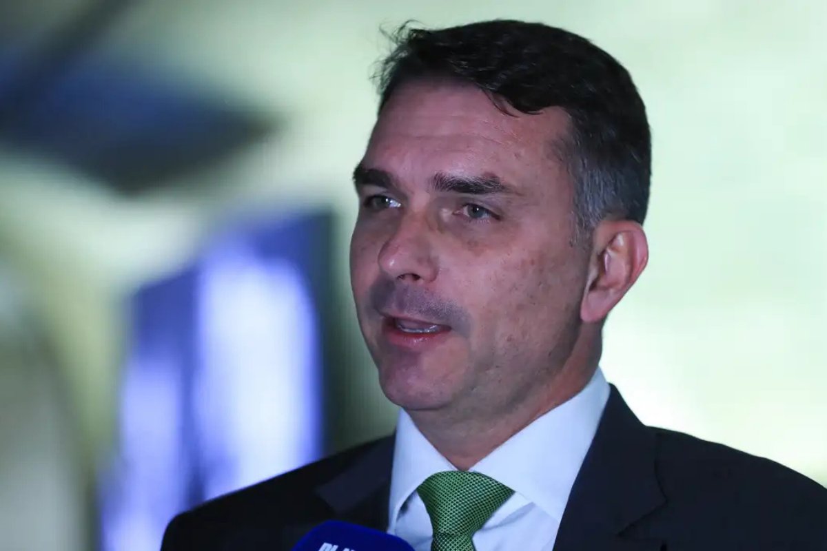 Flávio Bolsonaro diz a governo Trump que tarifaço daria 'vitória política' a Lula