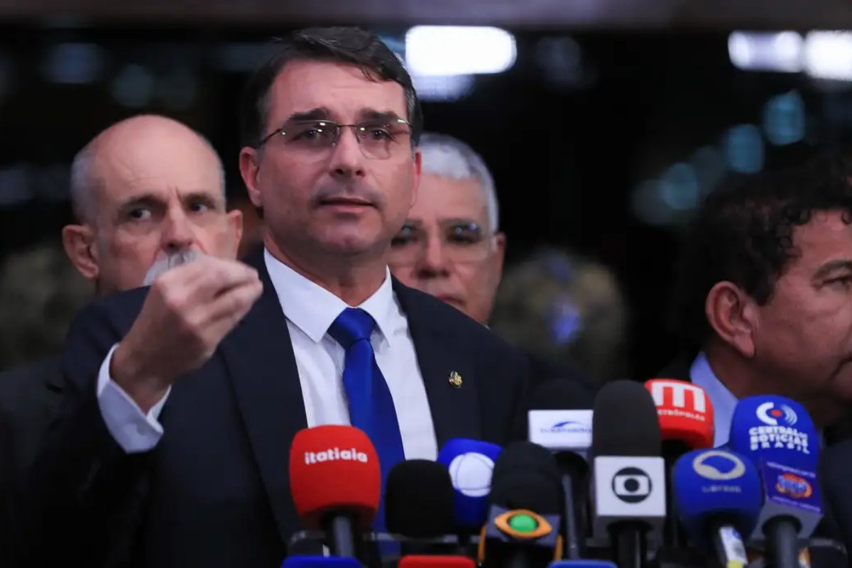 Deputado pede à PF apuração sobre imóvel usado como QG político de Flávio Bolsonaro