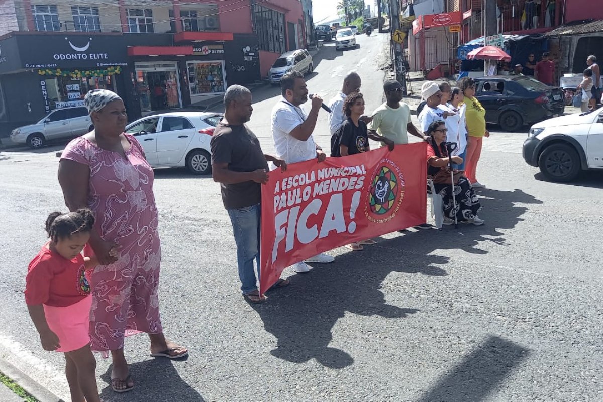 Vídeo: Manifestantes fecham parte da Avenida Suburbana em protesto contra o fechamento de escola no Rio Sena