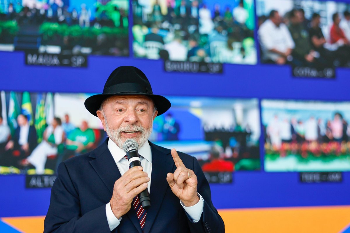 Vídeo: Lula mostra dedo do meio ao defender serviços públicos para população pobre