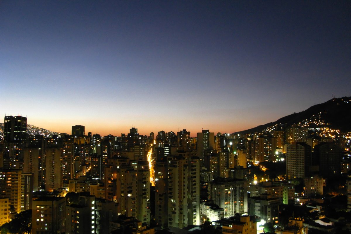 Caracas vive dividida entre normalidade e vidas arruinadas por terremoto