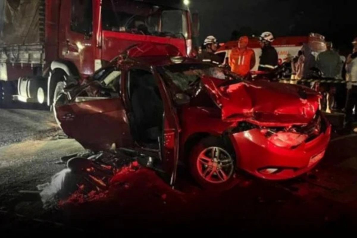 Uma pessoa morre em engavetamento de cinco veículos na BR-116