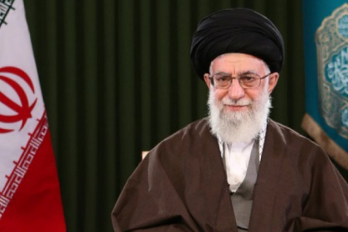 Funeral de Ali Khamenei reúne milhares de iranianos em Teerã