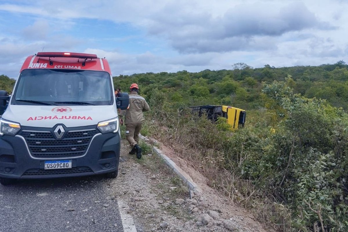 Ônibus com romeiros tomba e provoca morte de duas pessoas